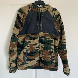 Camo Zip Up Sweater 🦌